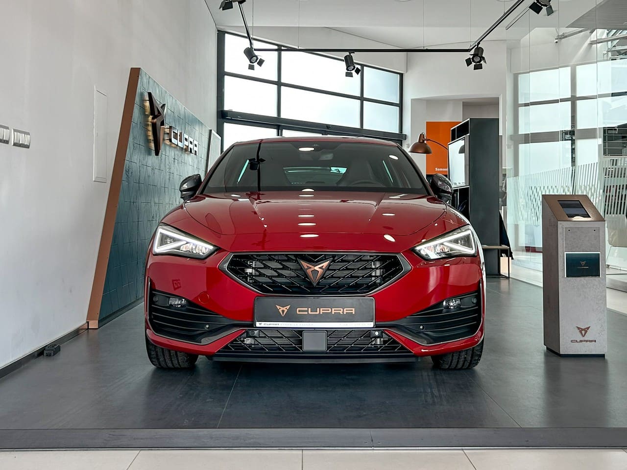 cupra leon czerwona, nowe samochody od ręki