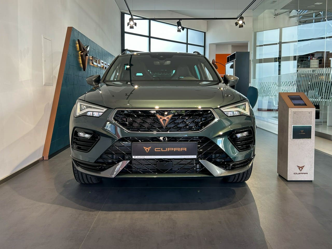 zielona cupra formentor, nowe samochody dostępne od ręki