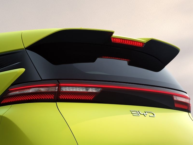 byd dolphin surf - tył samochodu, spojler dachowy