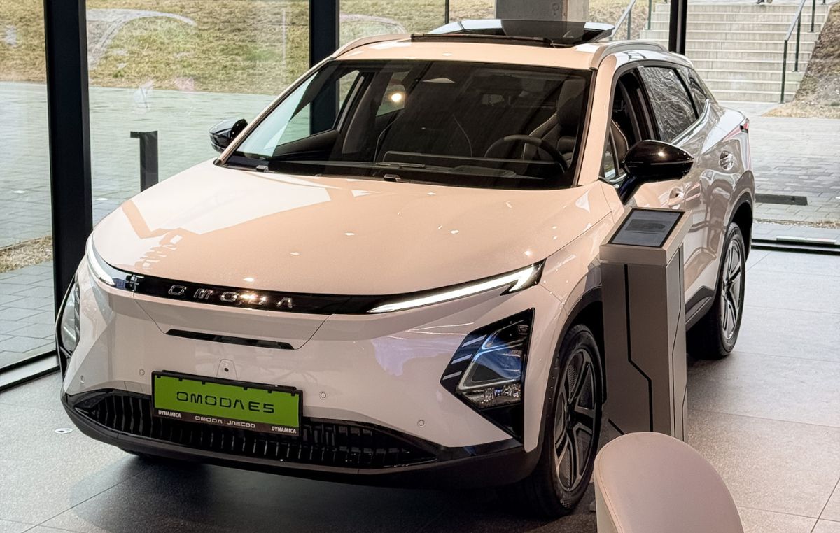 Elektryk czy hybryda – co wybrać w 2025 roku? Porównujemy, analizujemy, doradzamy