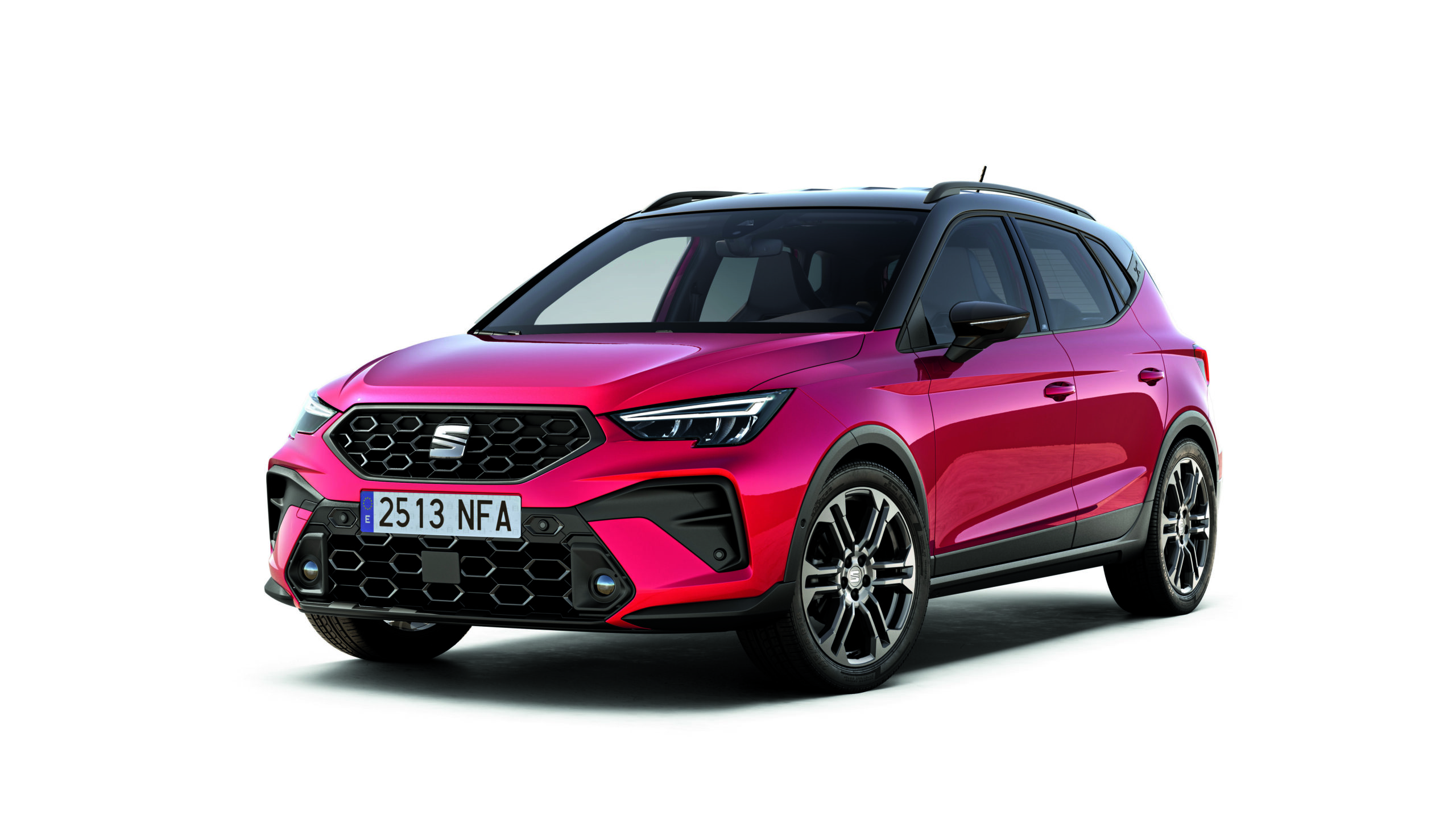 Zdjęcie produktowe samochodu SEAT ARONA w kolorze czerwonym, ustawiony bokiem