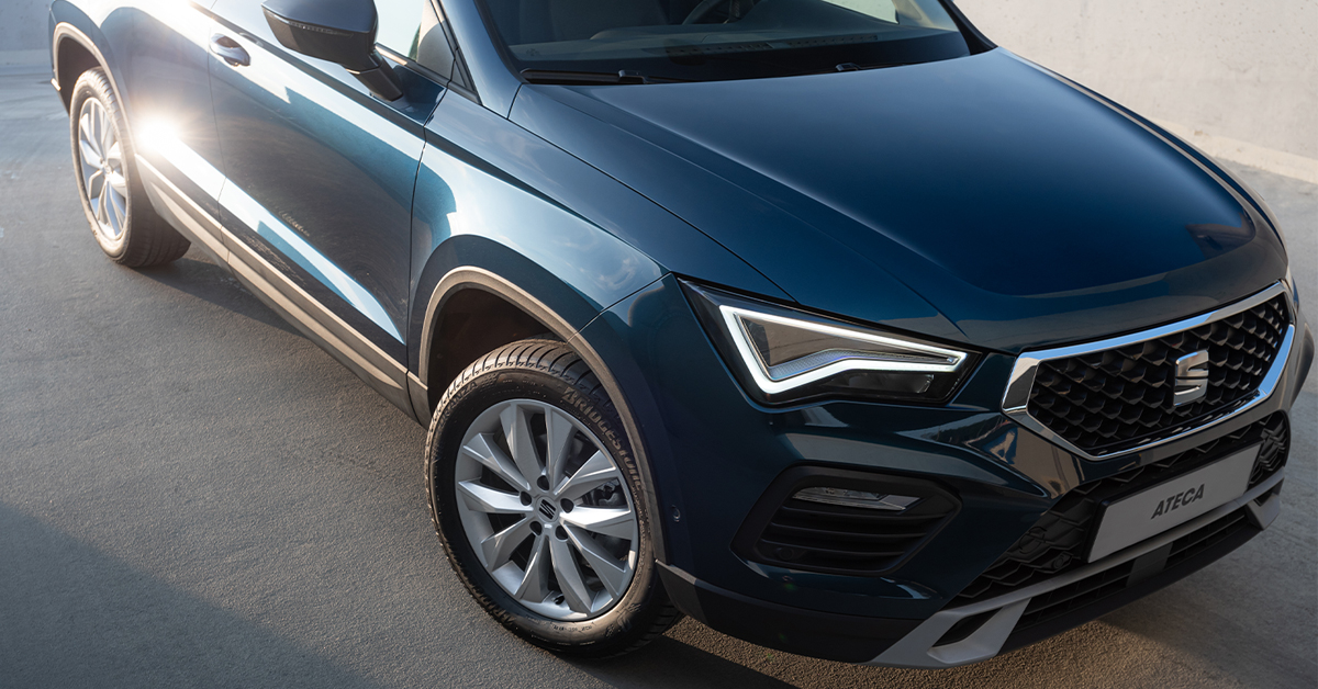 Granatowy SEAT Ateca zbliżenie na drzwi, reflektor i koło od strony pasażera