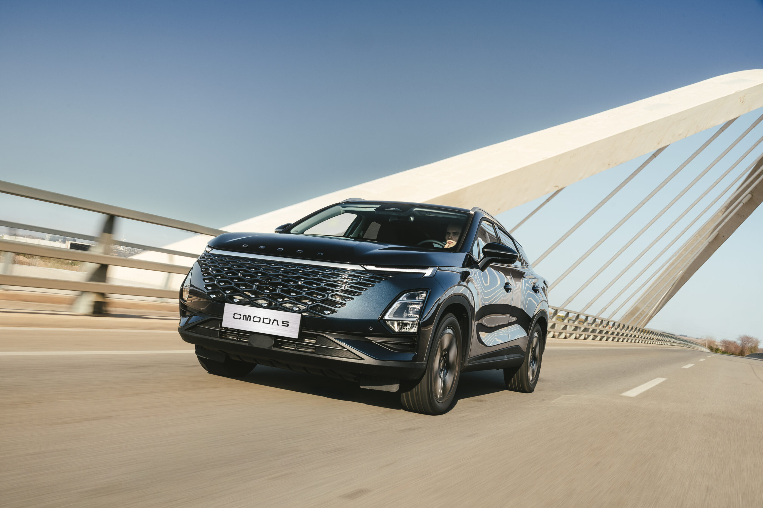 Samochód Omoda 5 vs. Omoda E5 – auto benzynowe kontra elektryk - 13