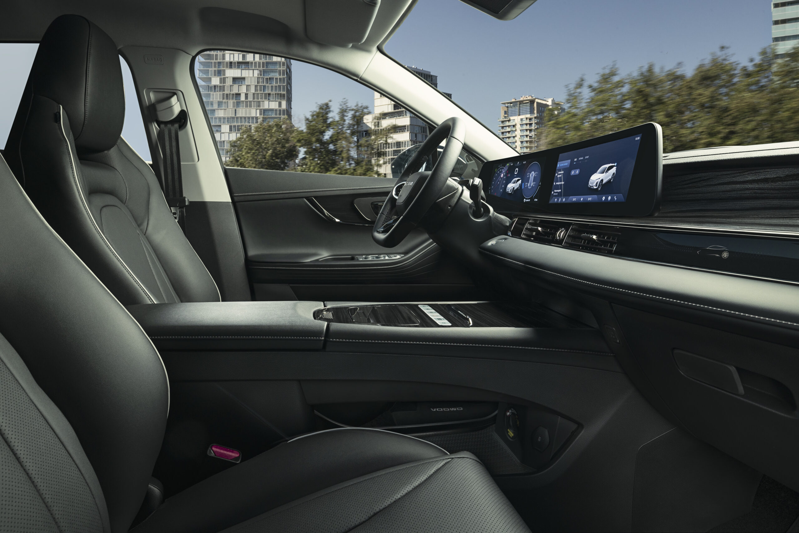 Samochód Omoda 5 vs. Omoda E5 – auto benzynowe kontra elektryk - 44
